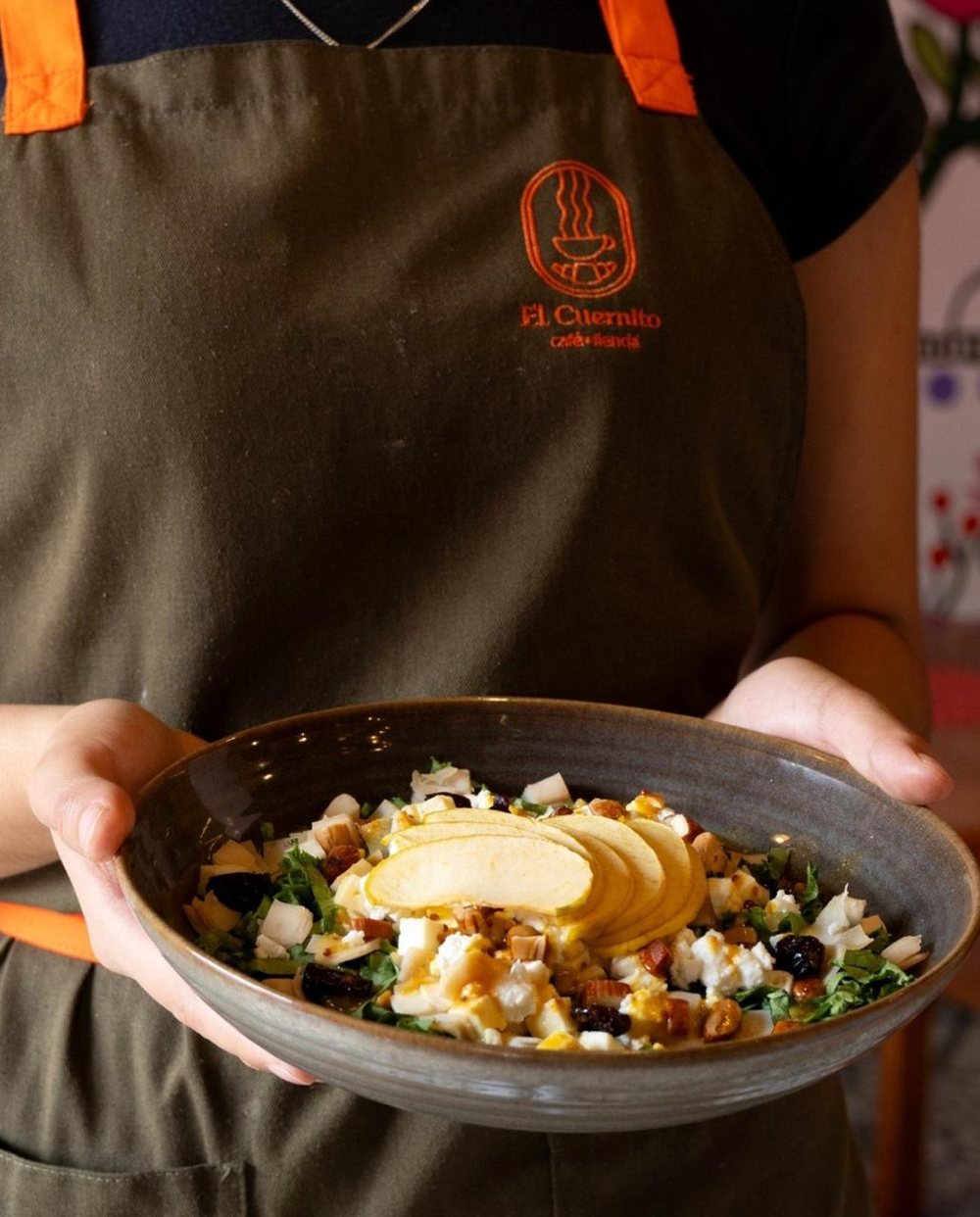 El Cuernito apron with embroidered logo